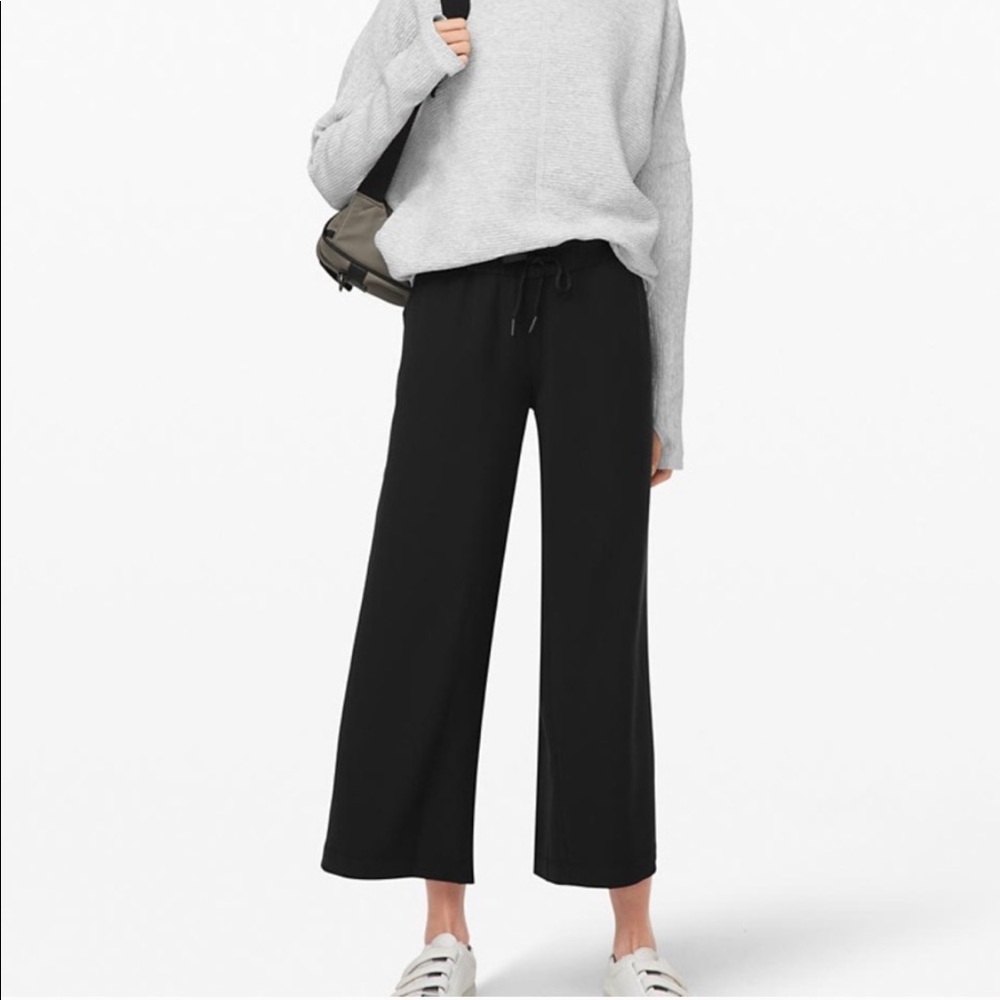 NEW •Lululemon• On the fly wide leg crops in black